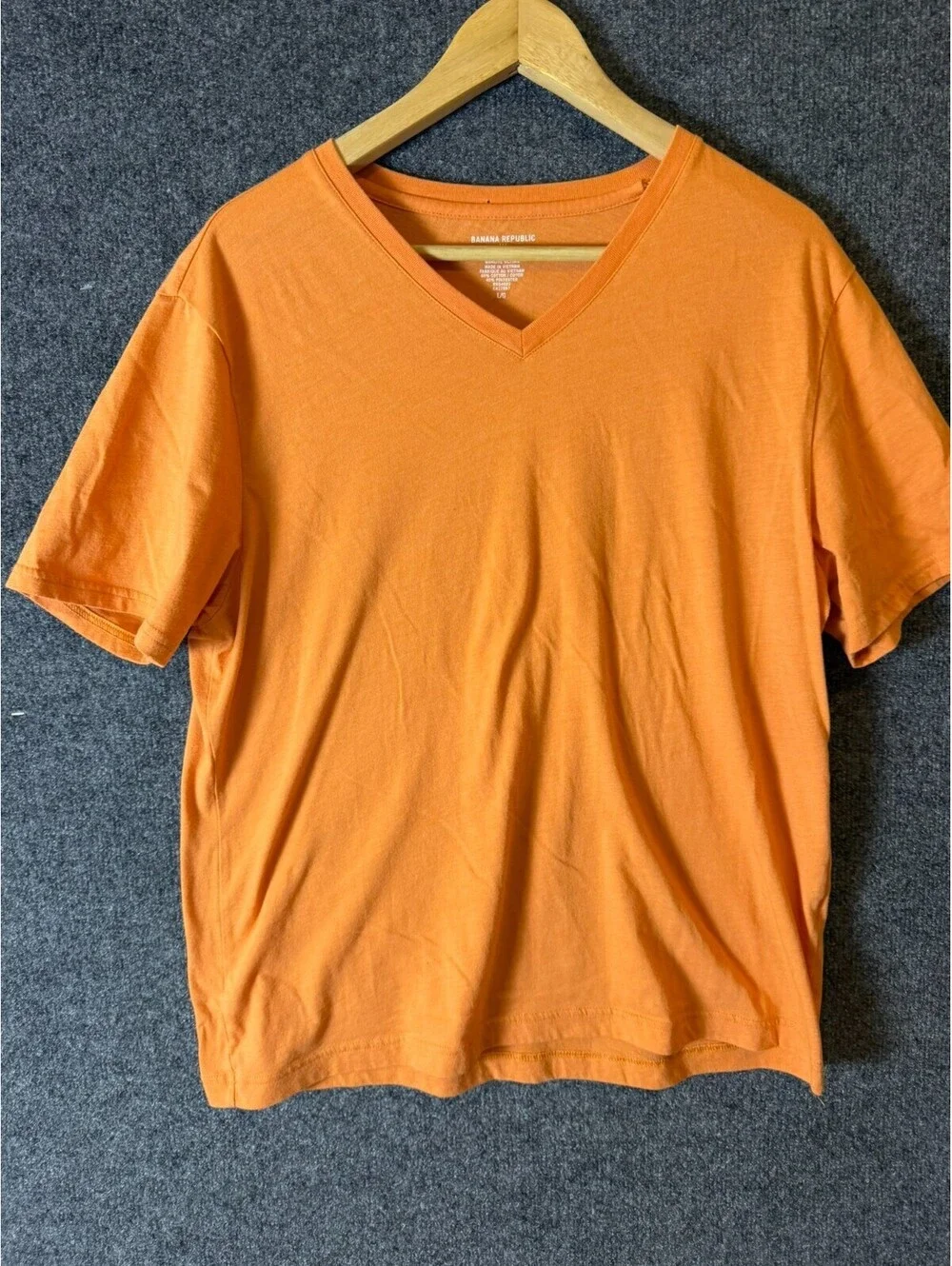 Banana Republic T-Shirt Mens Large Orange Premium Wash V-Neck Short Sleeve Tee